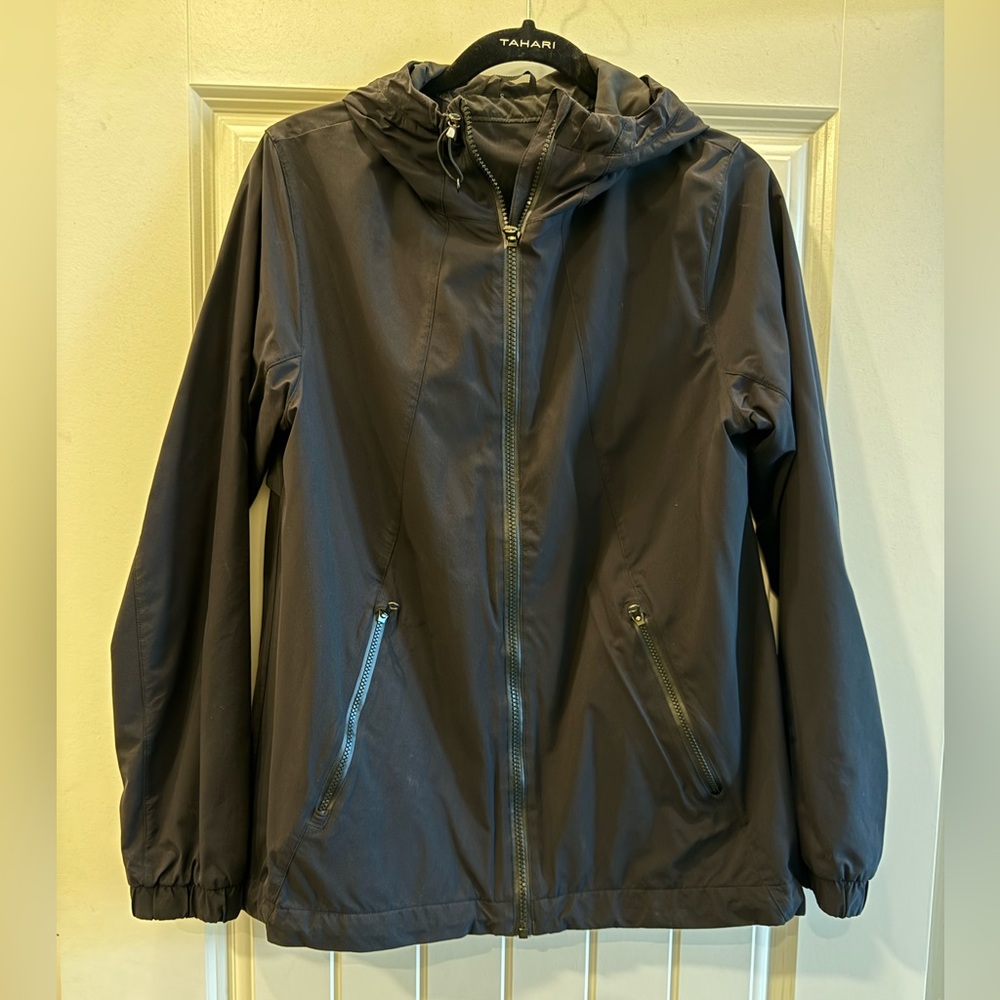 LuLulemon Vintage Rain jacket-Black with LuLulemon Toggle Detail.